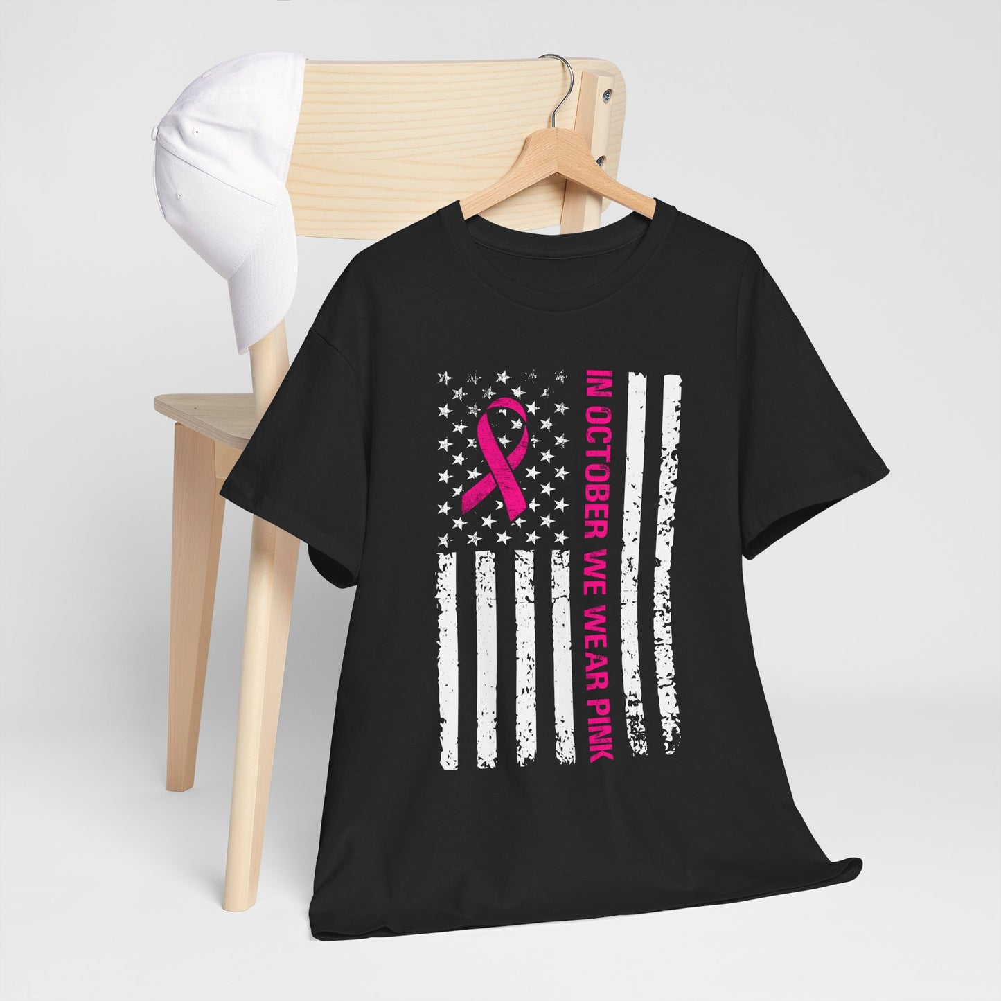 W październiku nosimy różową koszulkę – koszulka z motywem świadomości raka piersi z różową wstążką i flagą USA w stylu grunge, koszulka z wyrazami wsparcia i zbiórką funduszy