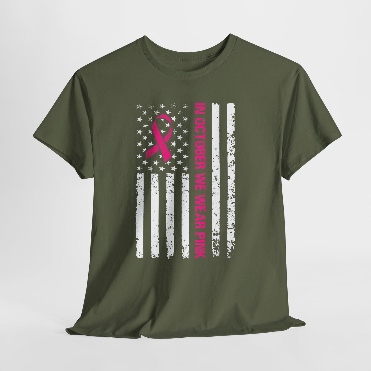 W październiku nosimy różową koszulkę – koszulka z motywem świadomości raka piersi z różową wstążką i flagą USA w stylu grunge, koszulka z wyrazami wsparcia i zbiórką funduszy