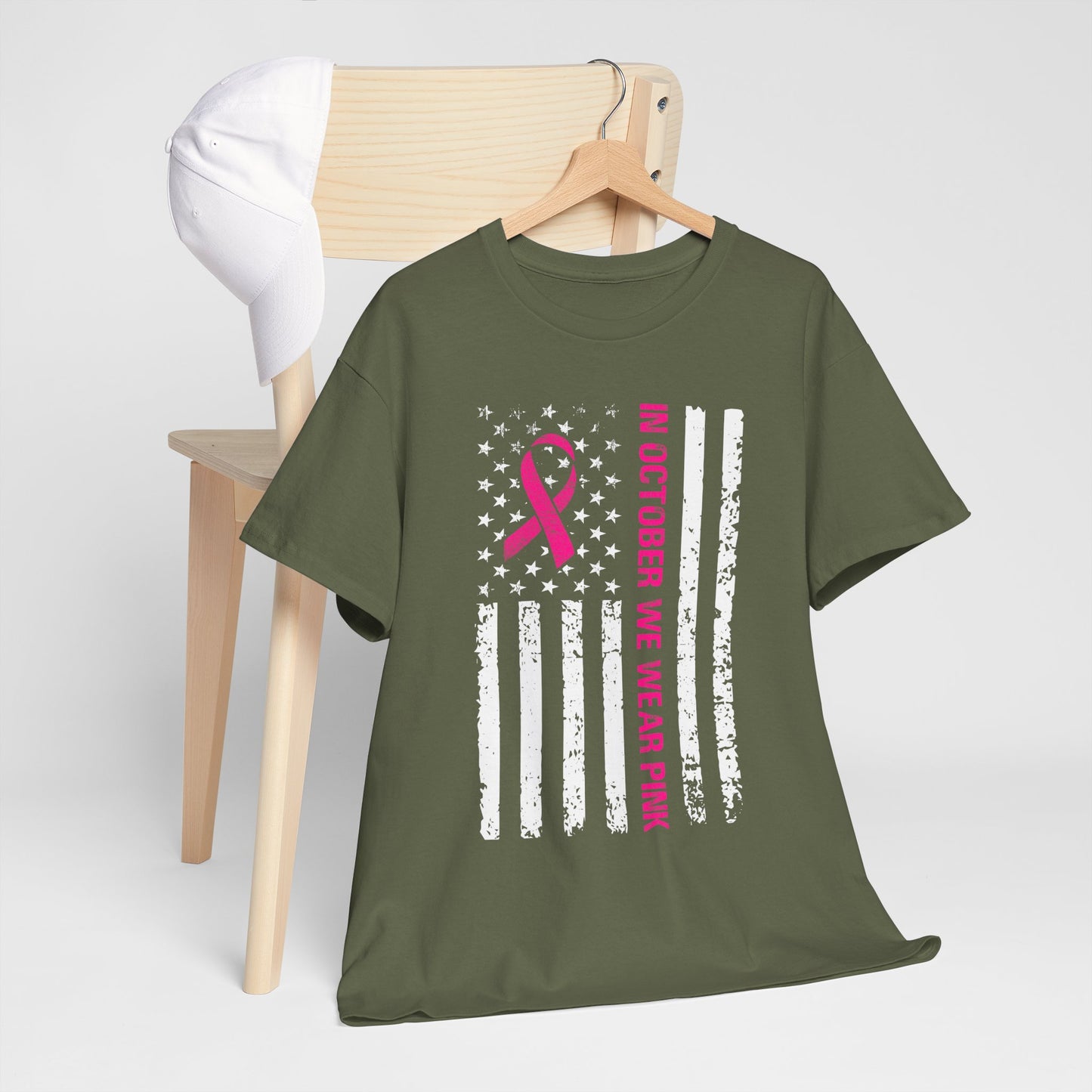 W październiku nosimy różową koszulkę – koszulka z motywem świadomości raka piersi z różową wstążką i flagą USA w stylu grunge, koszulka z wyrazami wsparcia i zbiórką funduszy