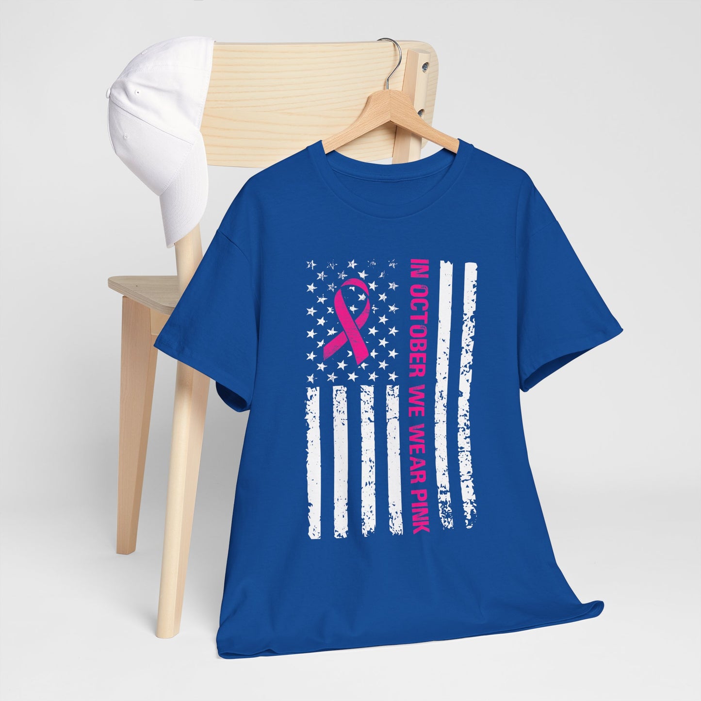 W październiku nosimy różową koszulkę – koszulka z motywem świadomości raka piersi z różową wstążką i flagą USA w stylu grunge, koszulka z wyrazami wsparcia i zbiórką funduszy