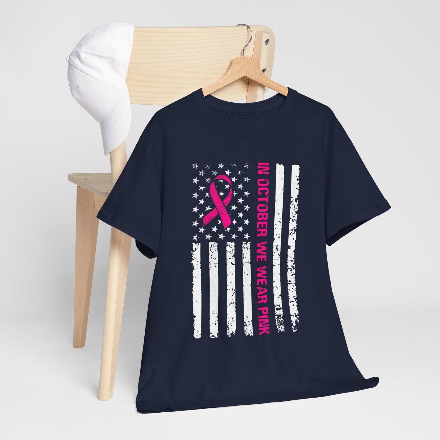 W październiku nosimy różową koszulkę – koszulka z motywem świadomości raka piersi z różową wstążką i flagą USA w stylu grunge, koszulka z wyrazami wsparcia i zbiórką funduszy