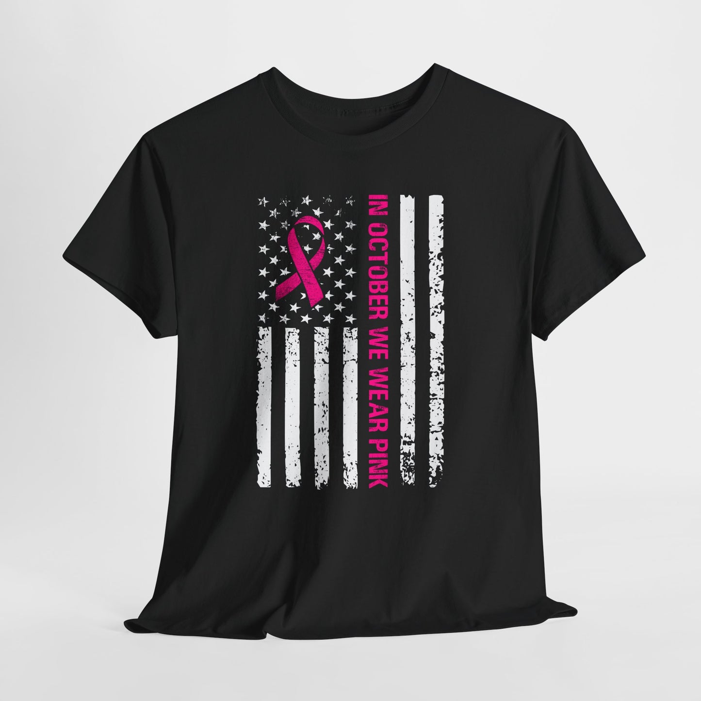 W październiku nosimy różową koszulkę – koszulka z motywem świadomości raka piersi z różową wstążką i flagą USA w stylu grunge, koszulka z wyrazami wsparcia i zbiórką funduszy