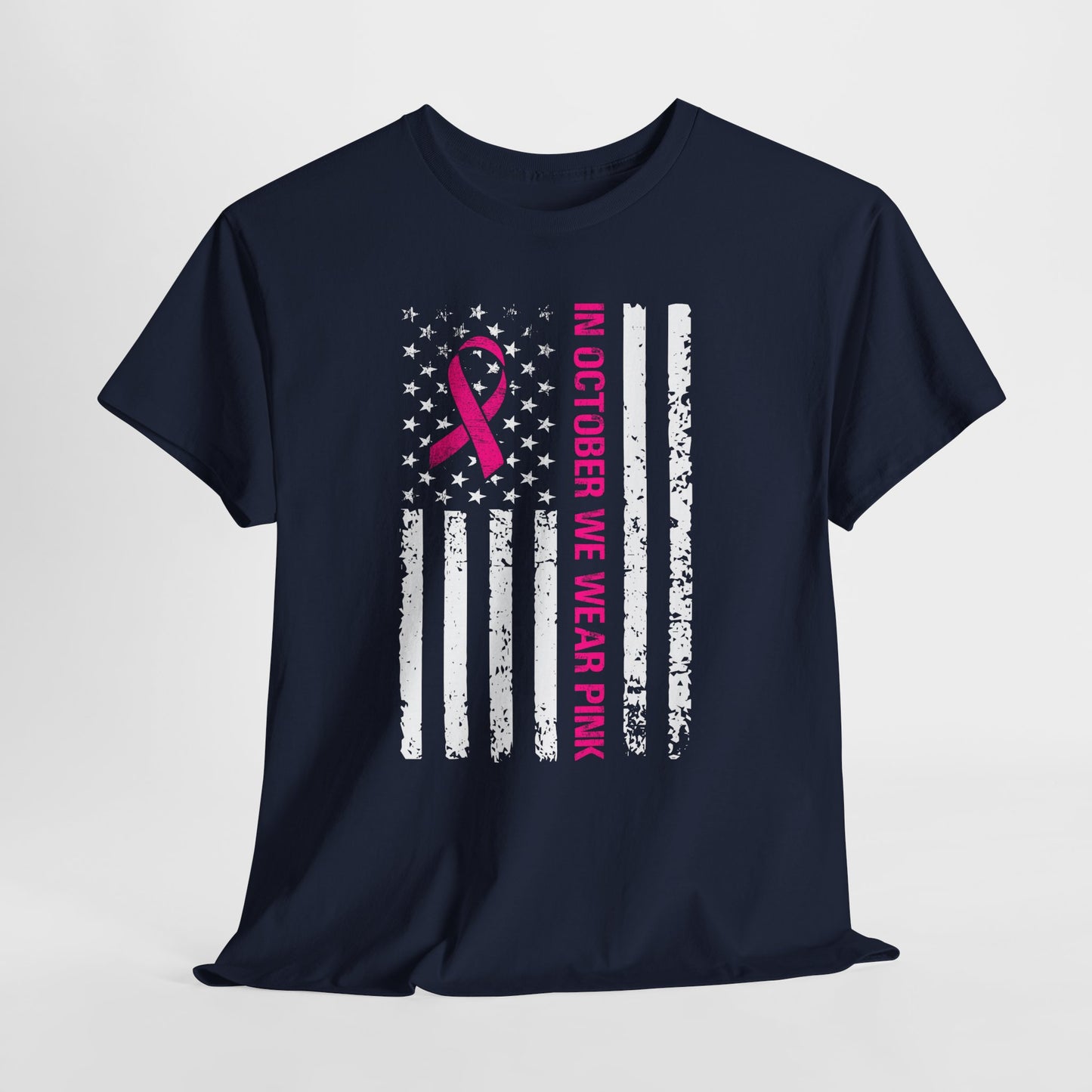 W październiku nosimy różową koszulkę – koszulka z motywem świadomości raka piersi z różową wstążką i flagą USA w stylu grunge, koszulka z wyrazami wsparcia i zbiórką funduszy