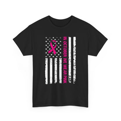 W październiku nosimy różową koszulkę – koszulka z motywem świadomości raka piersi z różową wstążką i flagą USA w stylu grunge, koszulka z wyrazami wsparcia i zbiórką funduszy