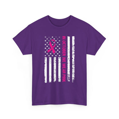 W październiku nosimy różową koszulkę – koszulka z motywem świadomości raka piersi z różową wstążką i flagą USA w stylu grunge, koszulka z wyrazami wsparcia i zbiórką funduszy