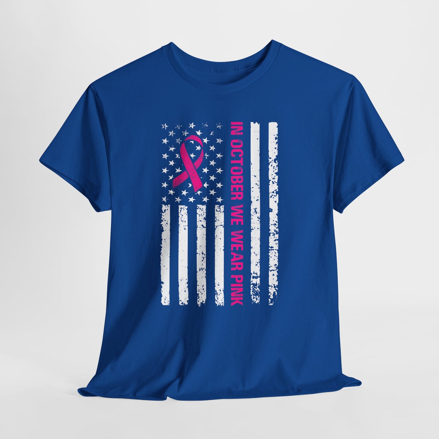 W październiku nosimy różową koszulkę – koszulka z motywem świadomości raka piersi z różową wstążką i flagą USA w stylu grunge, koszulka z wyrazami wsparcia i zbiórką funduszy