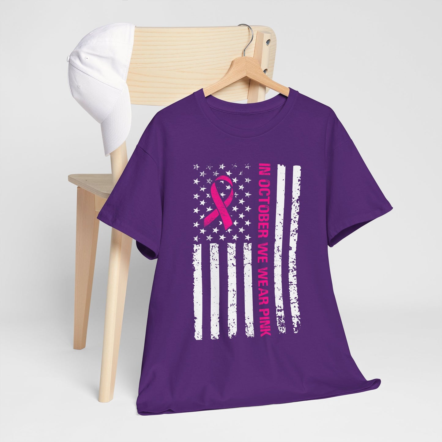 W październiku nosimy różową koszulkę – koszulka z motywem świadomości raka piersi z różową wstążką i flagą USA w stylu grunge, koszulka z wyrazami wsparcia i zbiórką funduszy