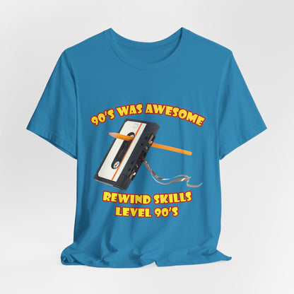 Koszulka z napisem „Rewind Skills Level 90s” – kaseta z ołówkiem