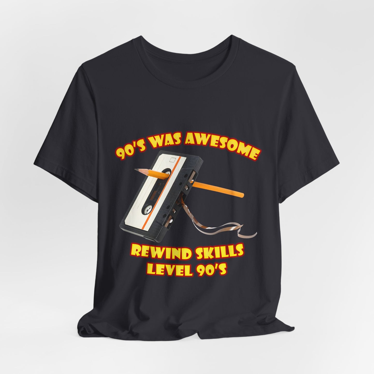 Koszulka z napisem „Rewind Skills Level 90s” – kaseta z ołówkiem