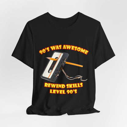 Koszulka z napisem „Rewind Skills Level 90s” – kaseta z ołówkiem