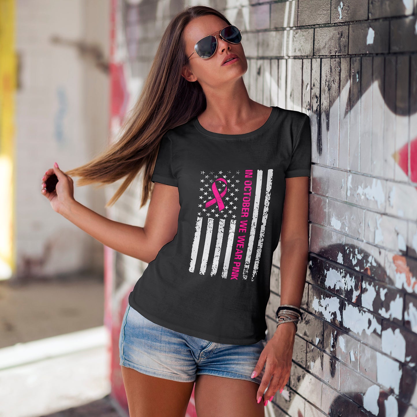 W październiku nosimy różową koszulkę – koszulka z motywem świadomości raka piersi z różową wstążką i flagą USA w stylu grunge, koszulka z wyrazami wsparcia i zbiórką funduszy