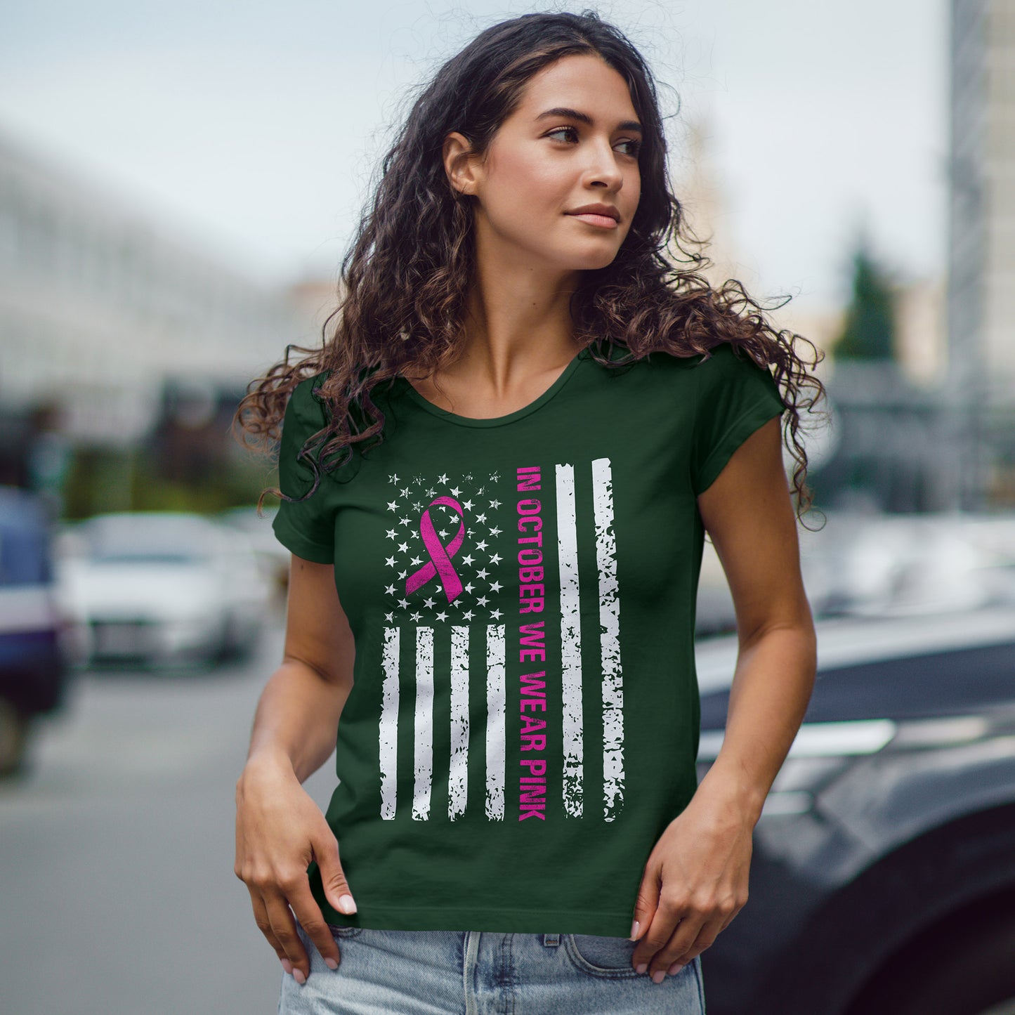 W październiku nosimy różową koszulkę – koszulka z motywem świadomości raka piersi z różową wstążką i flagą USA w stylu grunge, koszulka z wyrazami wsparcia i zbiórką funduszy