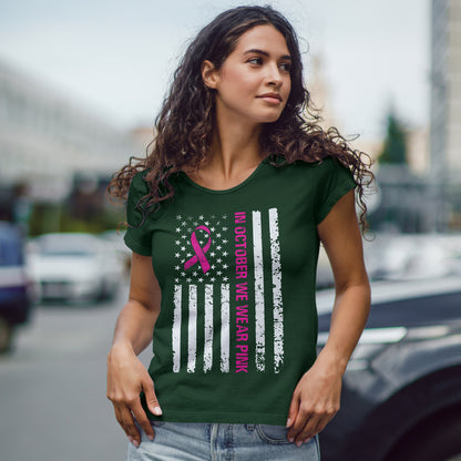 W październiku nosimy różową koszulkę – koszulka z motywem świadomości raka piersi z różową wstążką i flagą USA w stylu grunge, koszulka z wyrazami wsparcia i zbiórką funduszy