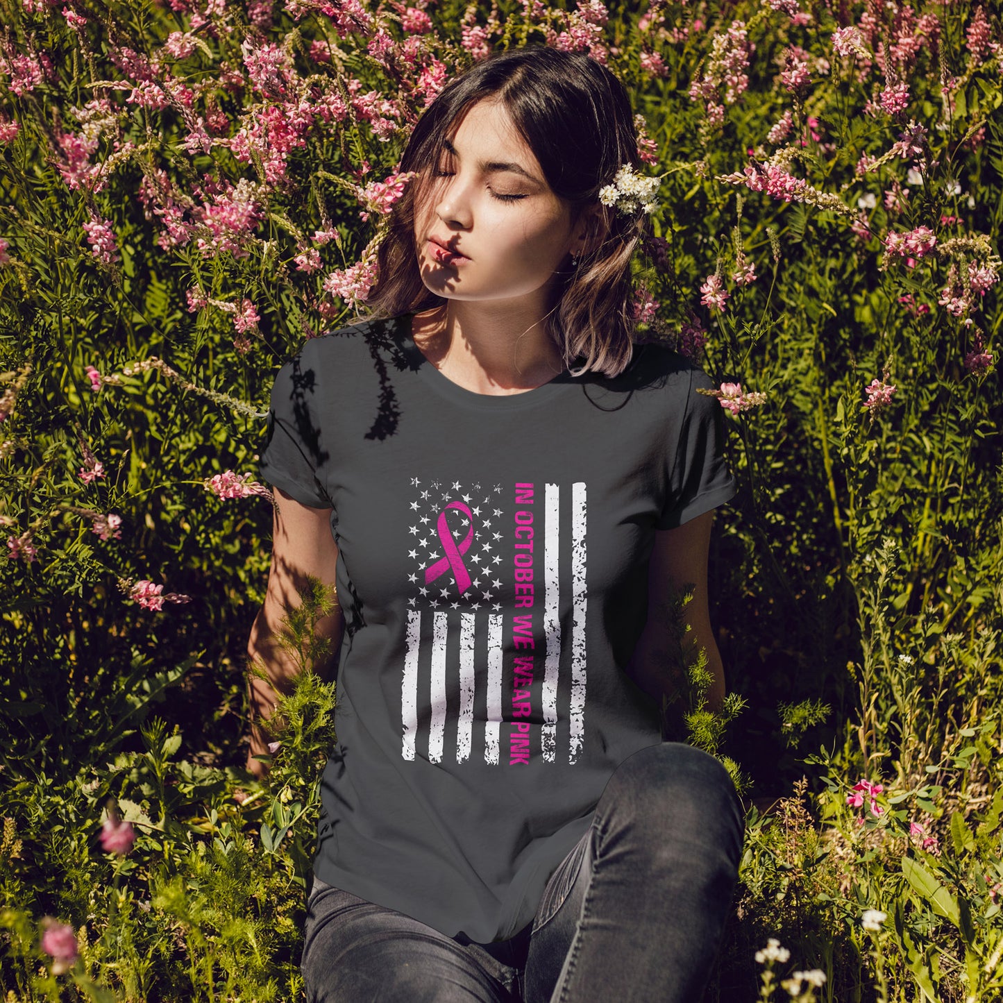 W październiku nosimy różową koszulkę – koszulka z motywem świadomości raka piersi z różową wstążką i flagą USA w stylu grunge, koszulka z wyrazami wsparcia i zbiórką funduszy