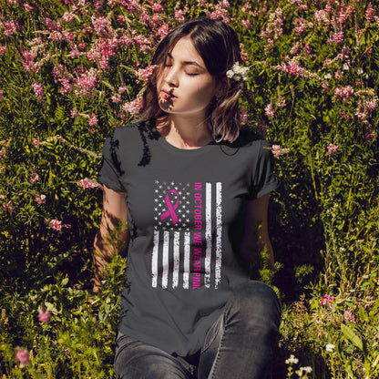 W październiku nosimy różową koszulkę – koszulka z motywem świadomości raka piersi z różową wstążką i flagą USA w stylu grunge, koszulka z wyrazami wsparcia i zbiórką funduszy