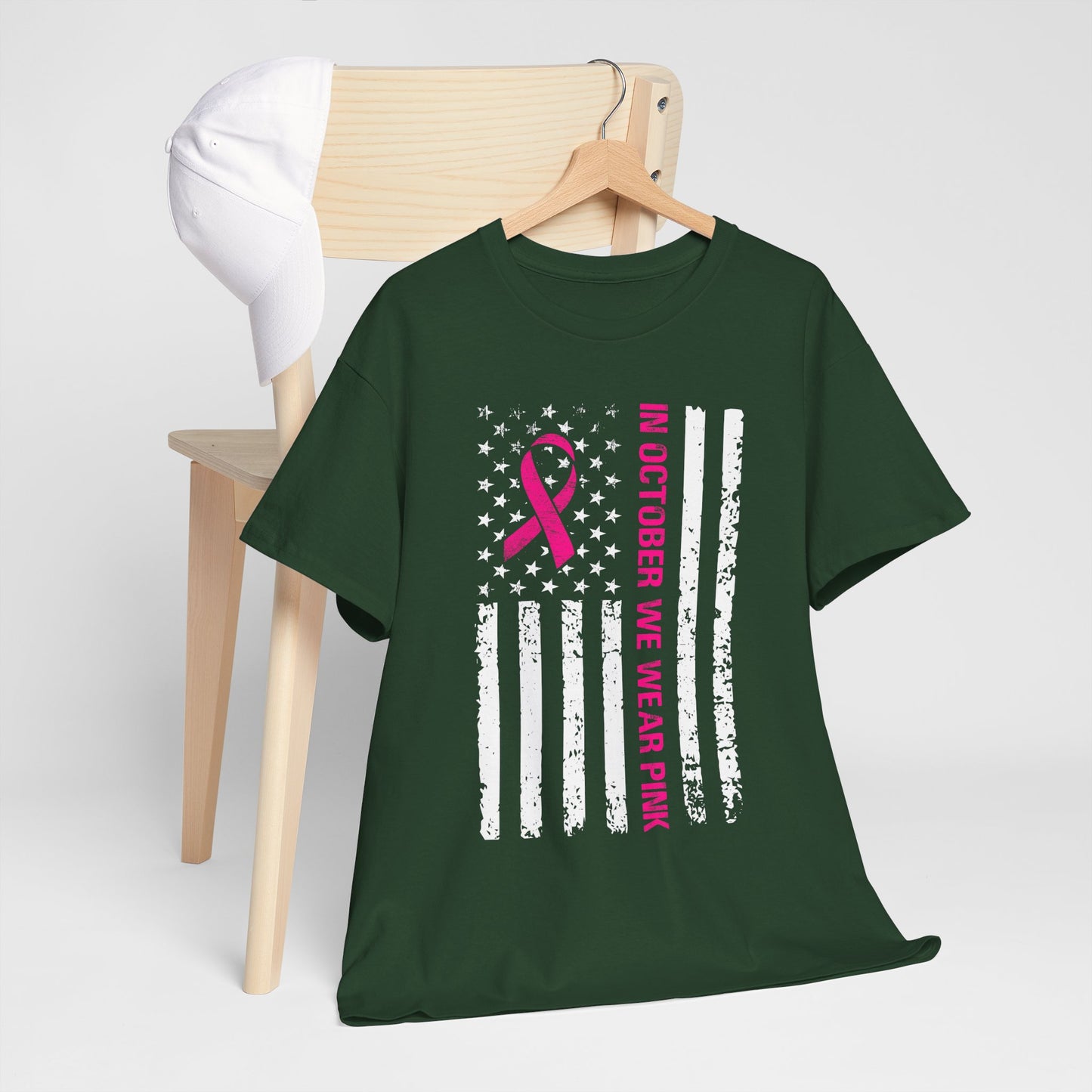 W październiku nosimy różową koszulkę – koszulka z motywem świadomości raka piersi z różową wstążką i flagą USA w stylu grunge, koszulka z wyrazami wsparcia i zbiórką funduszy