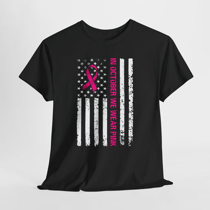 W październiku nosimy różową koszulkę – koszulka z motywem świadomości raka piersi z różową wstążką i flagą USA w stylu grunge, koszulka z wyrazami wsparcia i zbiórką funduszy