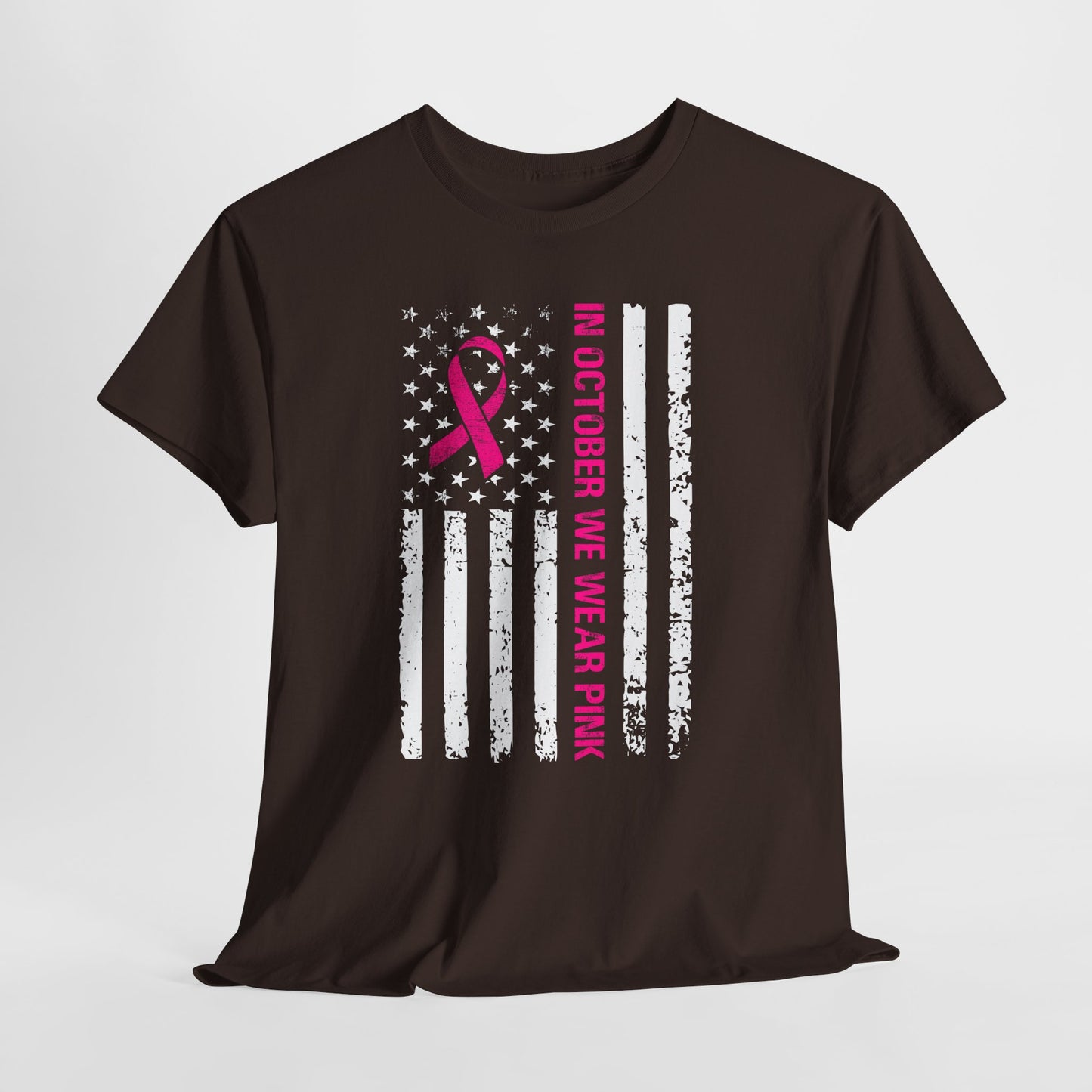 W październiku nosimy różową koszulkę – koszulka z motywem świadomości raka piersi z różową wstążką i flagą USA w stylu grunge, koszulka z wyrazami wsparcia i zbiórką funduszy