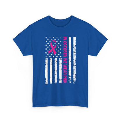 W październiku nosimy różową koszulkę – koszulka z motywem świadomości raka piersi z różową wstążką i flagą USA w stylu grunge, koszulka z wyrazami wsparcia i zbiórką funduszy