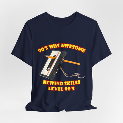 Koszulka z napisem „Rewind Skills Level 90s” – kaseta z ołówkiem