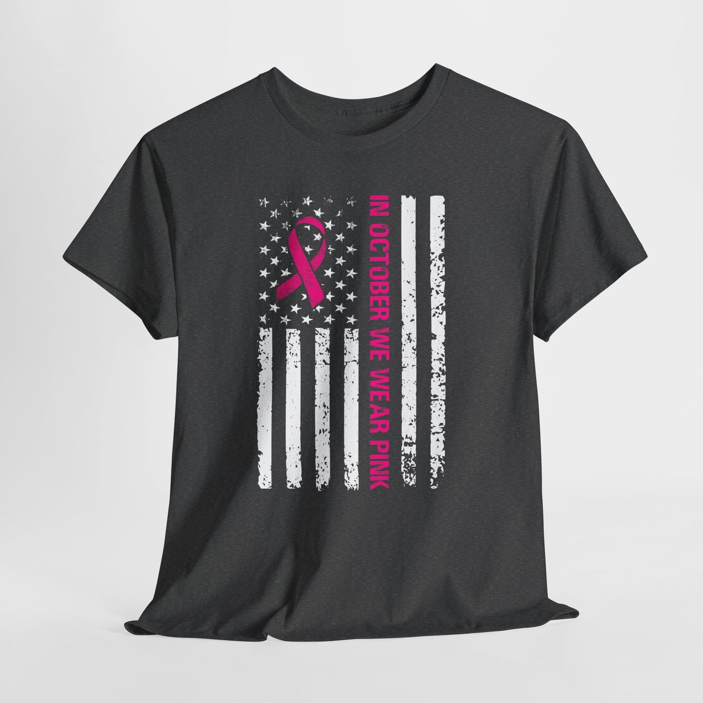 W październiku nosimy różową koszulkę – koszulka z motywem świadomości raka piersi z różową wstążką i flagą USA w stylu grunge, koszulka z wyrazami wsparcia i zbiórką funduszy