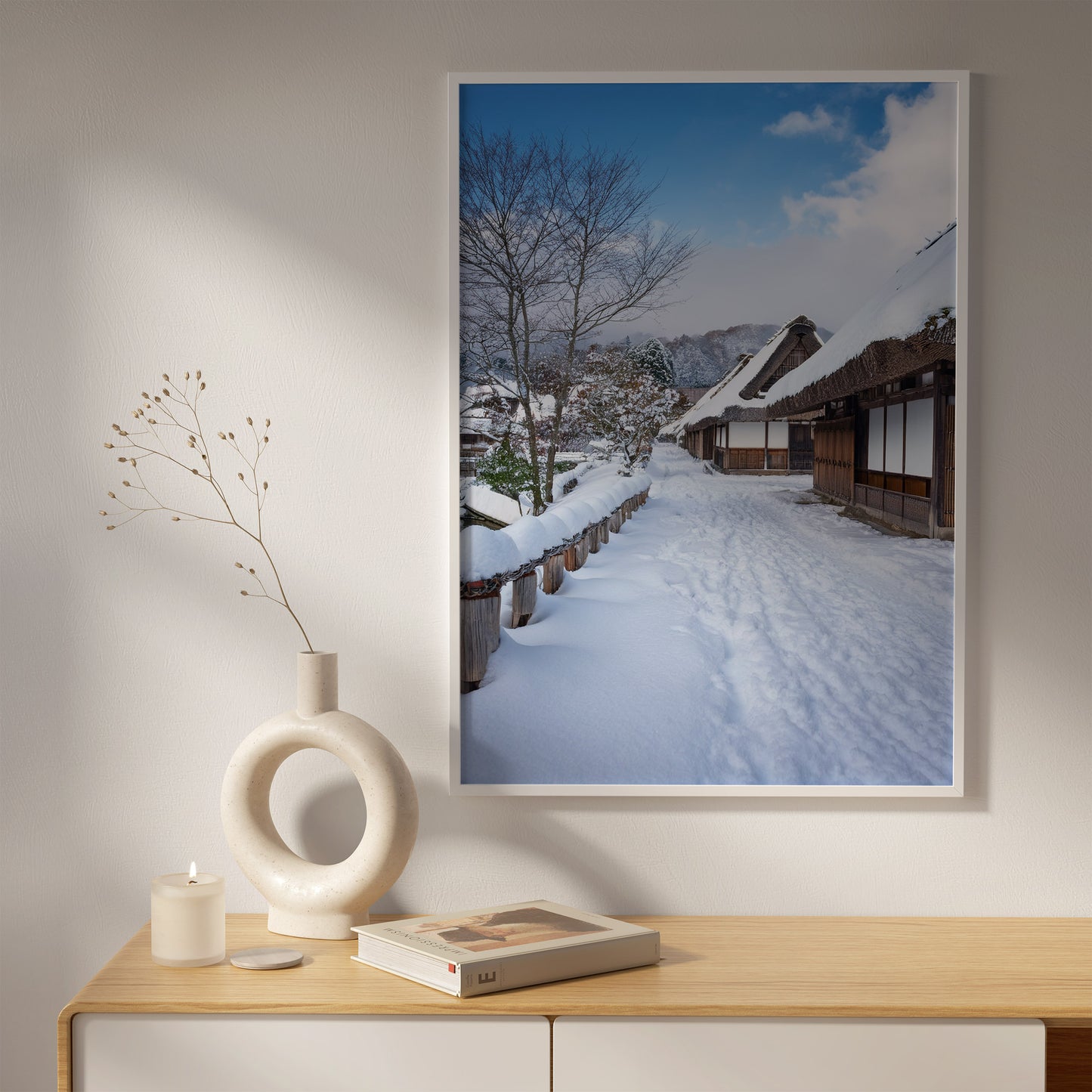 Japanisches Schneedorf – Traditionelles Strohdach im Winter