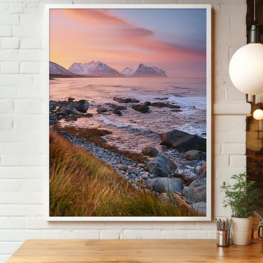 Nordischer Küstensonnenuntergang – Rosa Himmel, Meereslandschaft, Bergmeer Wandkunst